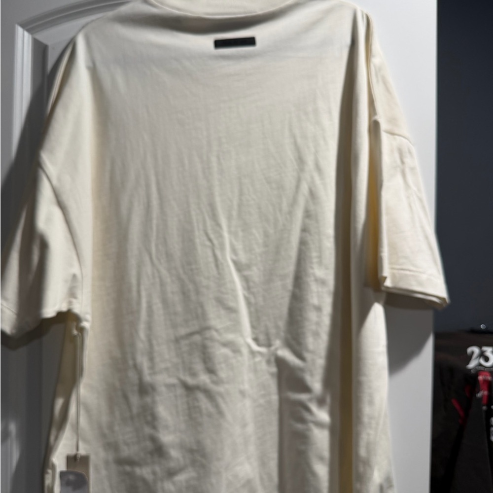 Essentials T-Shirt Saks Fifth Avenue Size M - Picture 2 of 3